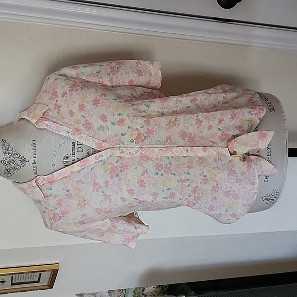 LC Lauren Conrad Pastel Colors Floral Top - Picture 4 of 9